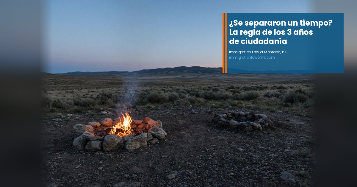 Dos círculos de piedra para fogata en una llanura de artemisa al anochecer, uno encendido con humo y el otro apagado.
