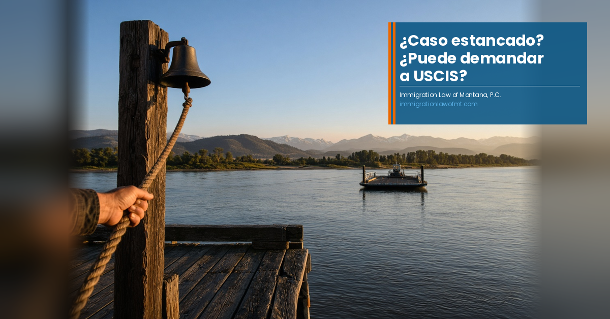 Una mano tira de la cuerda de la campana en el embarcadero de un transbordador fluvial mientras el transbordador espera en la otra orilla, al pie de las montañas.